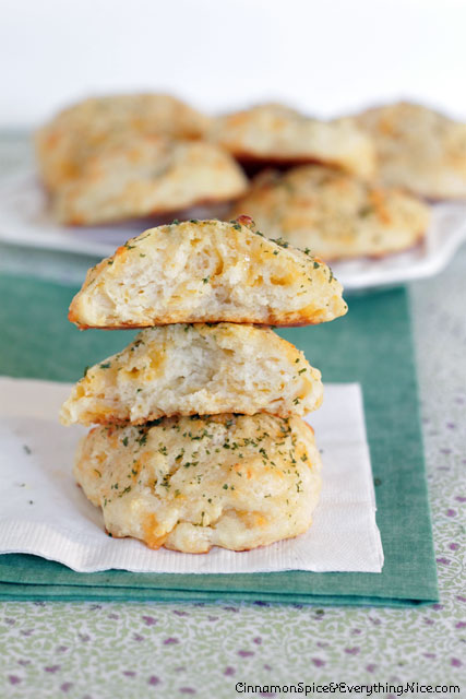 Red Lobster Cheddar Biscuits from CinnamonSpiceAndEverythingNice.com part of the Savory Biscuits Roundup at SimplyFreshVintage.com