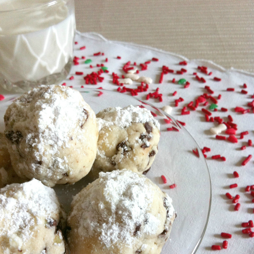 Christmas Cookie Exchange | Mint Chocolate Chip Snowball Cookies SimplyFreshVintage.com